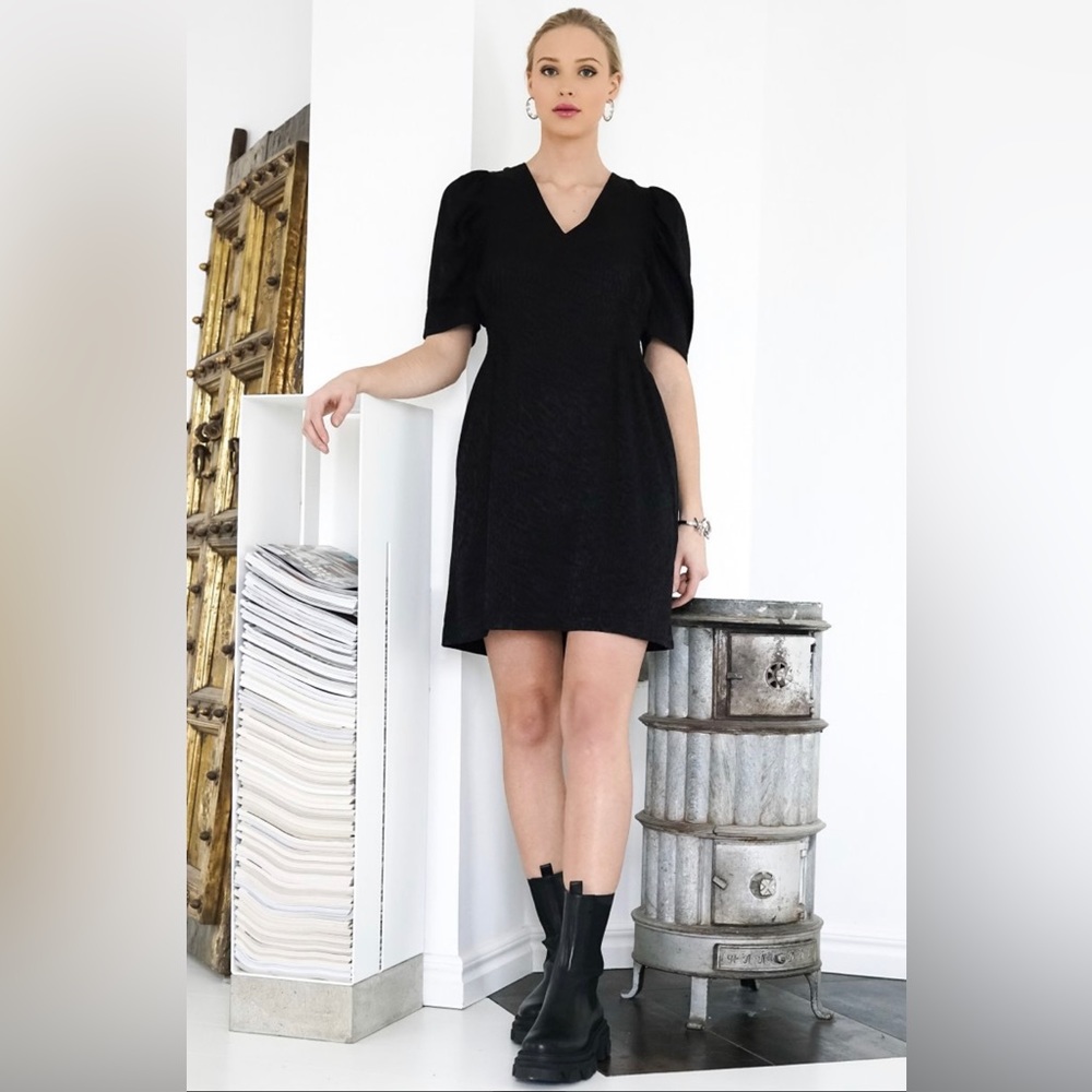 BAUM UND PFERDGARTEN Agnetta Short Sleeve Mini Little Black Dress. EU 34, US 4